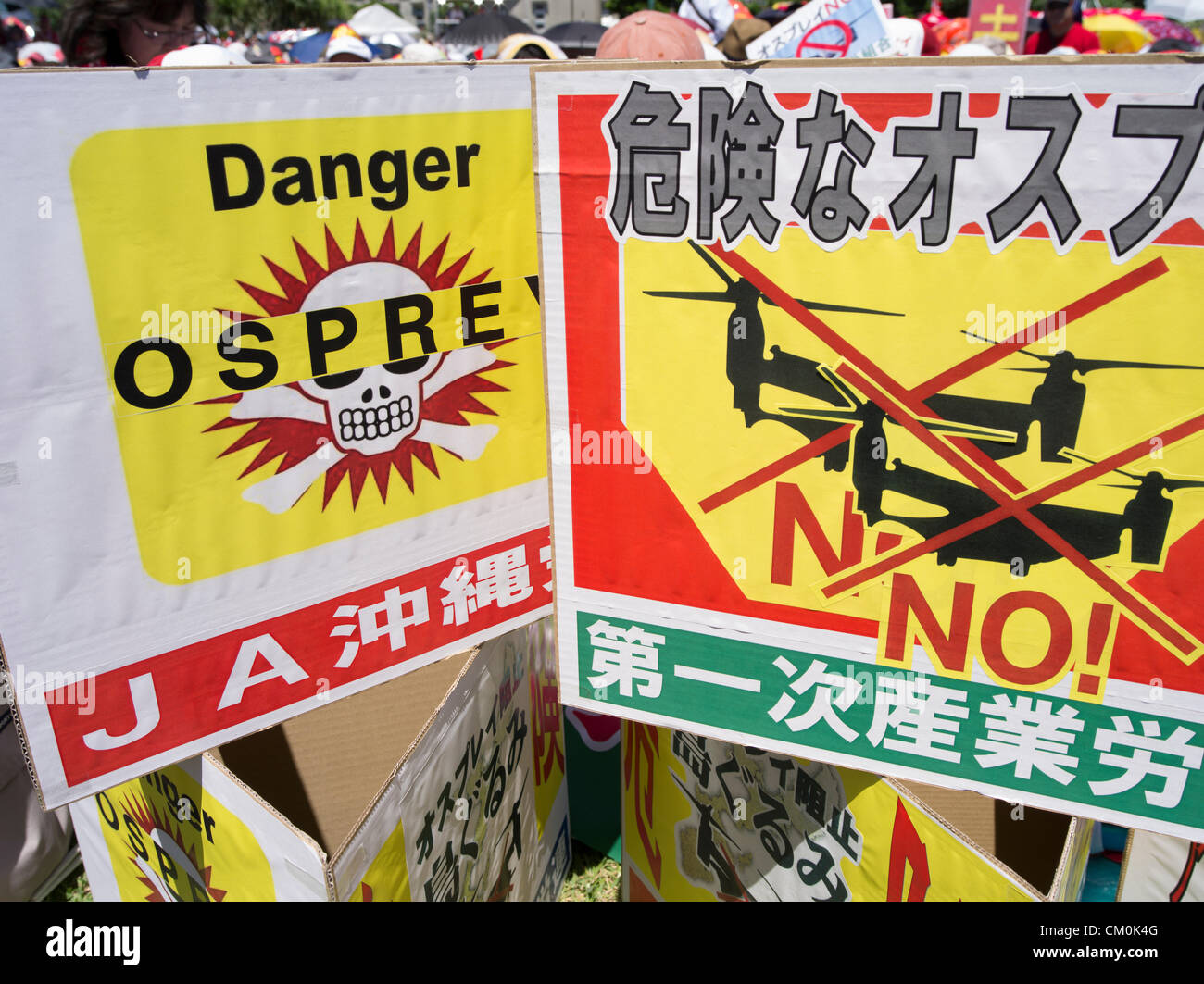 US Marine Corps MV-22 Osprey elicotteri sono programmati per essere in base al Marine Corps Air Station Futenma nel centro di Okinawa. Nella città di Ginowan, decine di migliaia di locali di protesta contro la scarsa sicurezza del falco pescatore e l'ubicazione vicina di Futenma alle aree residenziali. 9/9/2012 Foto Stock