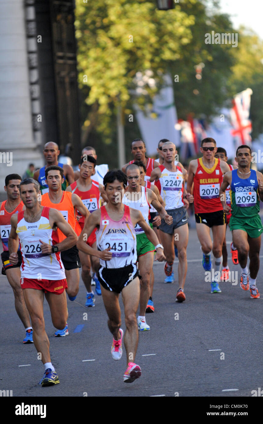 Trafalgar Square, Londra, Regno Unito. Il 9 settembre 2012. Guide, alcuni con guide, per prendere parte alla maratona paralimpico corrono attraverso il centro di Londra, l'ultimo evento del London 2012 Giochi Paralimpici. Foto Stock