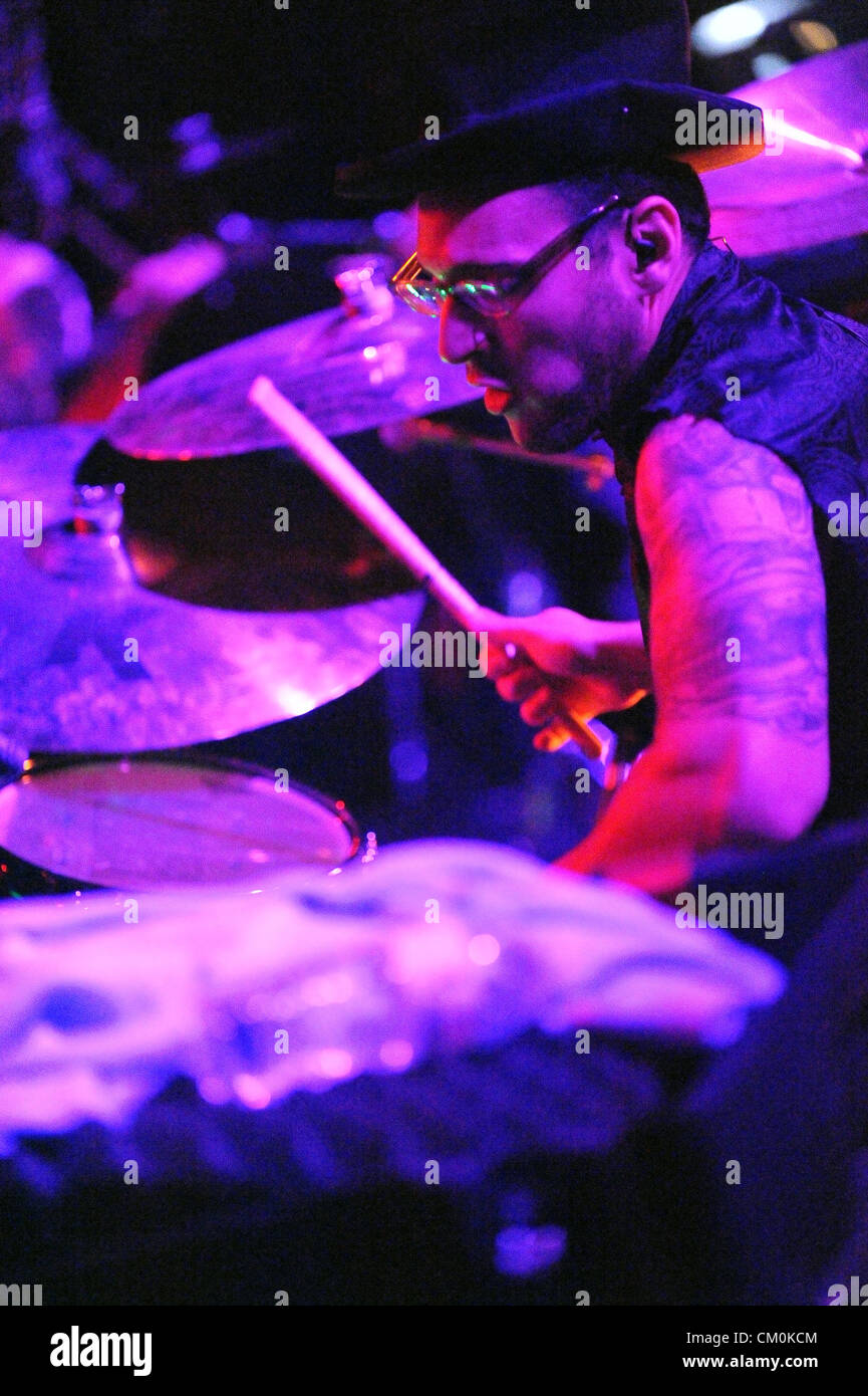 Los Angeles, California, Stati Uniti d'America - musicista-GIL SHARONE batterista di Los Angeles avant garde band progressive metal rubato i neonati performing live al teatro di EL Rey a Los Angeles, California, Stati Uniti d'America 8 settembre 2012. ..Credit immagine cr Scott Mitchell/ZUMA premere (credito Immagine: © Scott Mitchell/ZUMAPRESS.com) Foto Stock