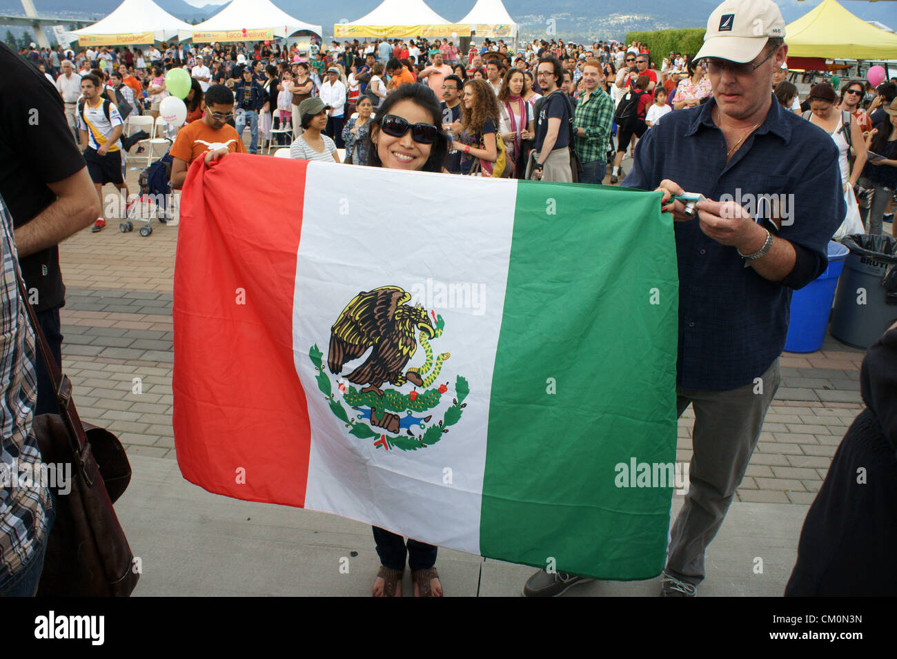 Donna con in mano una bandiera messicana al Messico Fest il giorno dell indipendenza messicana celebrazioni in Vancouver, British Columbia, Canada Foto Stock