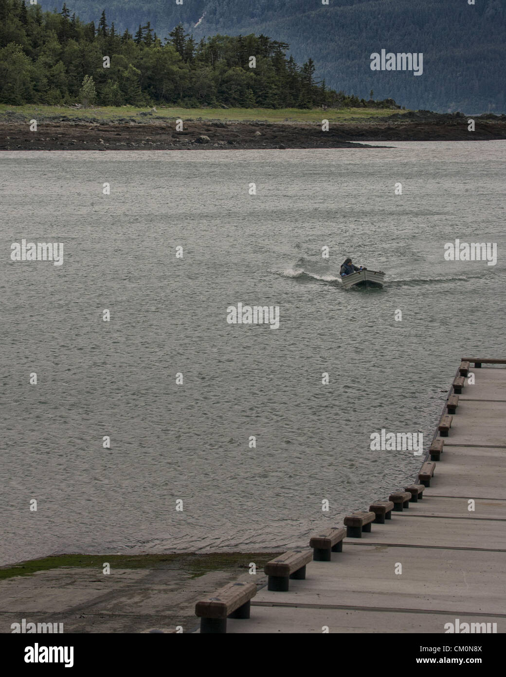 4 luglio 2012 - Haines Borough, Alaska, USA - un pescatore in una piccola barca open con un motore fuoribordo ritorna alla Letnikov Cove vicino Haines, Alaska. (Credito Immagine: © Arnold Drapkin/ZUMAPRESS.com) Foto Stock