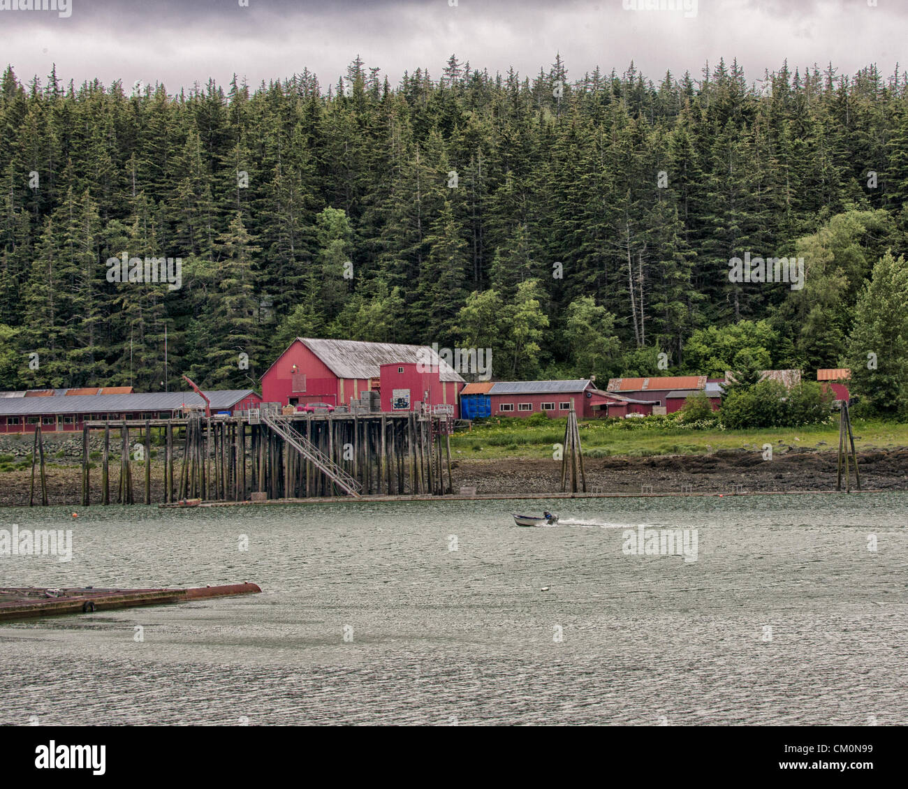 4 luglio 2012 - Haines Borough, Alaska, USA - La vecchia fabbrica di conserve in Letnikov Cove vicino Haines, Alaska. (Credito Immagine: © Arnold Drapkin/ZUMAPRESS.com) Foto Stock