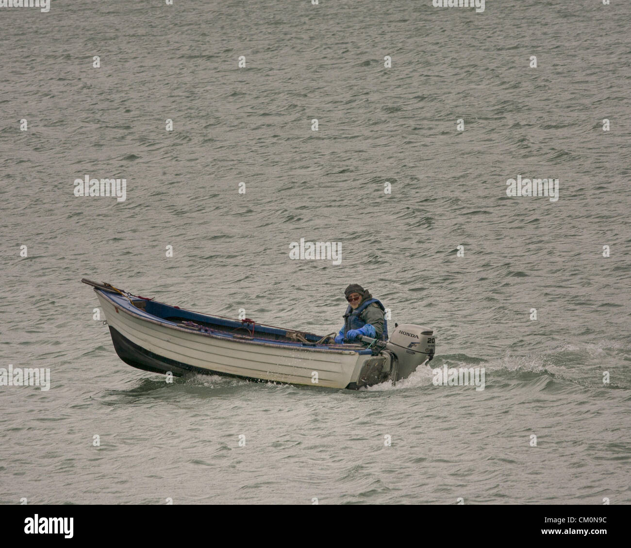 4 luglio 2012 - Haines Borough, Alaska, USA - un pescatore in una piccola barca open con un motore fuoribordo ritorna alla Letnikov Cove vicino Haines, Alaska. (Credito Immagine: © Arnold Drapkin/ZUMAPRESS.com) Foto Stock