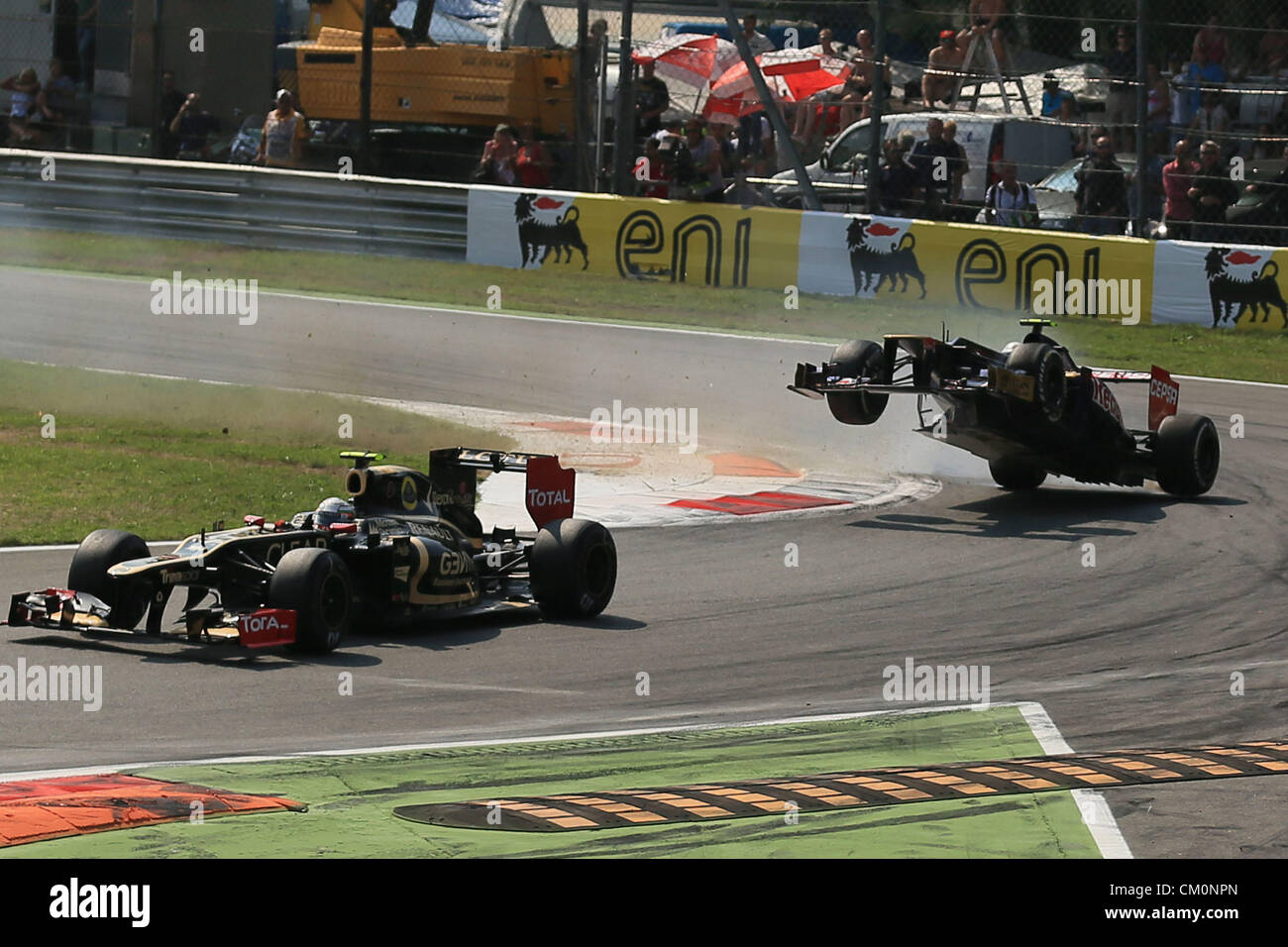 09.09.2012. F1 Grand Prix d'Italia il giorno della gara di Monza Jean Eric Vergne scorre sull'erba e la sua vettura impiega all'aria oltre i cordoli Foto Stock