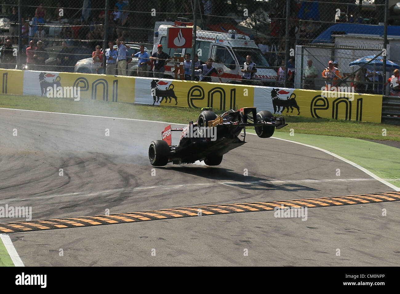 09.09.2012. F1 Grand Prix d'Italia il giorno della gara di Monza Jean Eric Vergne scorre sull'erba e la sua vettura impiega all'aria oltre i cordoli Foto Stock