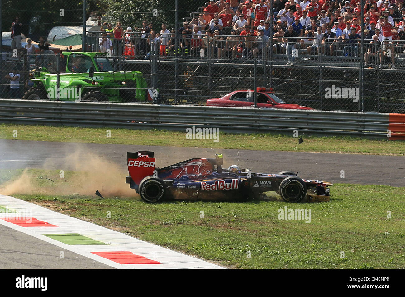 09.09.2012. F1 Grand Prix d'Italia il giorno della gara di Monza Jean Eric Vergne scorre sull'erba e la sua vettura impiega all'aria oltre i cordoli Foto Stock