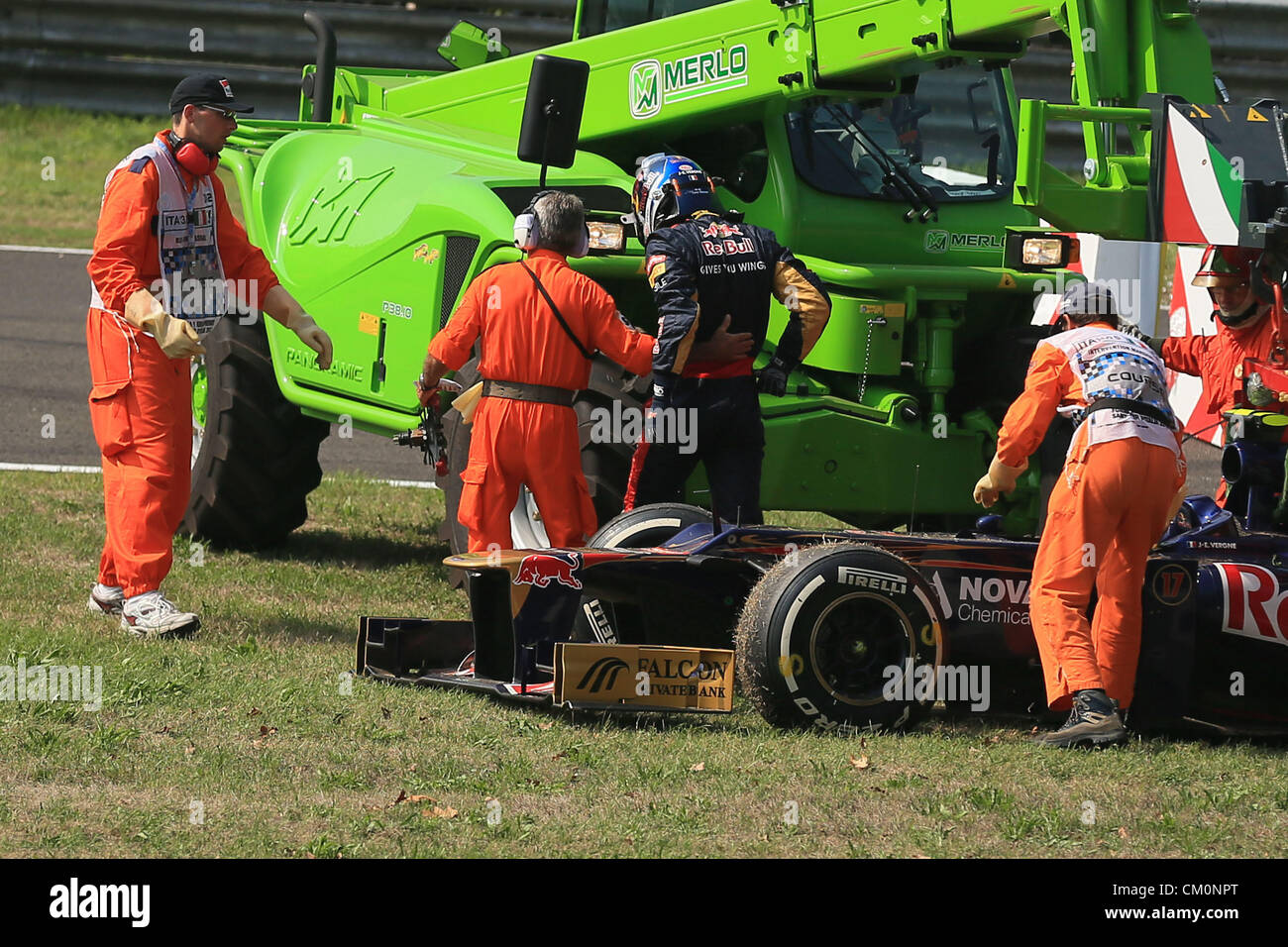 09.09.2012. F1 Grand Prix d'Italia il giorno della gara di Monza Jean Eric Vergne è preso dalla sua vettura dopo egli scivola sull'erba e la sua vettura impiega all'aria oltre i cordoli Foto Stock