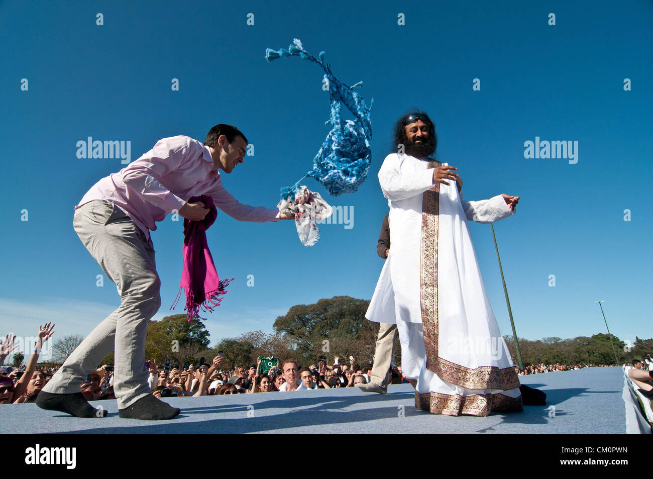 Sett. 9, 2012 - Buenos Aires, Argentina - guru indiano Sri Sri Ravi Shankar, leader della ONG l'arte di vivere, ha condotto una meditazione che convocò una massa di circa 100.000 persone in Buenos Aires. Una parte del pubblico buttare sciarpe e altri indumenti a lui. (Credito Immagine: © Patricio Murphy/ZUMAPRESS.com) Foto Stock