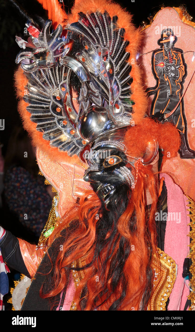 Londra, Inghilterra, Regno Unito. Domenica 9 settembre 2012. Gruppi boliviana ha preso parte alle celebrazioni del Carnevale. La notte sfilata di carnevale ha concluso la due giorni di Festival del Tamigi nel centro di Londra. Foto Stock