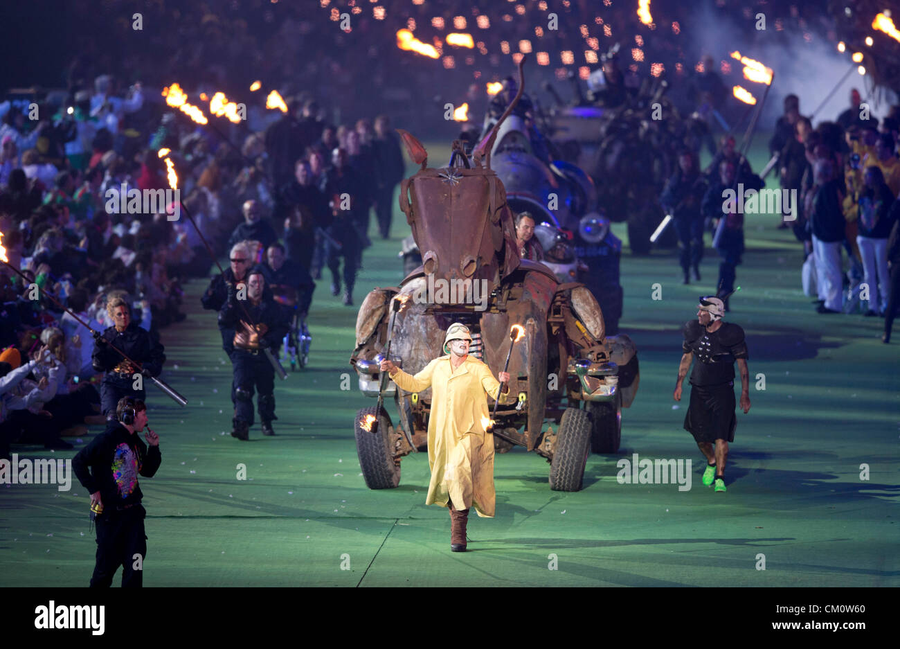 Olympic Paralimpici di fiamma è portato in stadio olimpico alla cerimonia di chiusura del 2012 Giochi Paralimpici di Londra Foto Stock