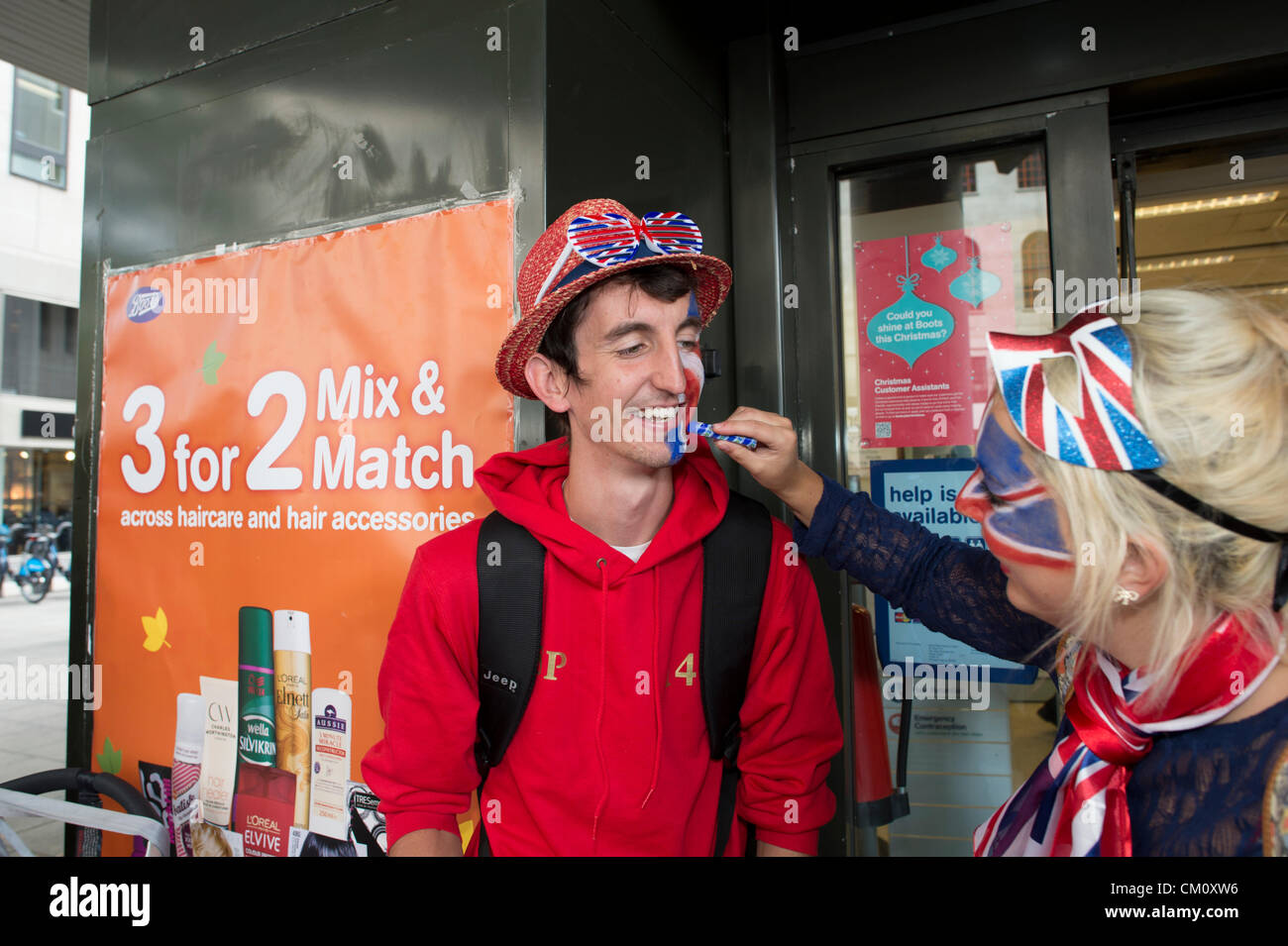 The Strand, Londra, Regno Unito. 10 settembre 2012. La folla era in vigore per accogliere gli atleti olimpici durante la processione del 21 galleggianti che trasportano Team GB i deputati e le loro medaglie. Foto Stock