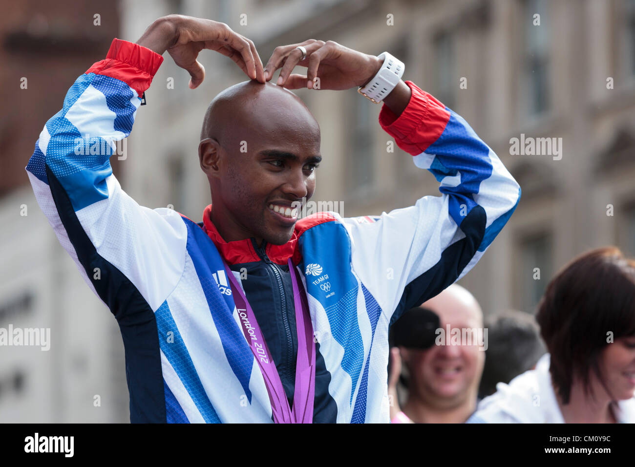 Londra, Inghilterra, Regno Unito. Lunedì, 10 settembre 2012. Nella foto: lunga distanza runner e doppia medaglia d'oro Mo Farah. Heroes" Sfilata dei Giochi Olimpici e Paralimpici di atleti passa a Trafalgar Square. Foto Stock