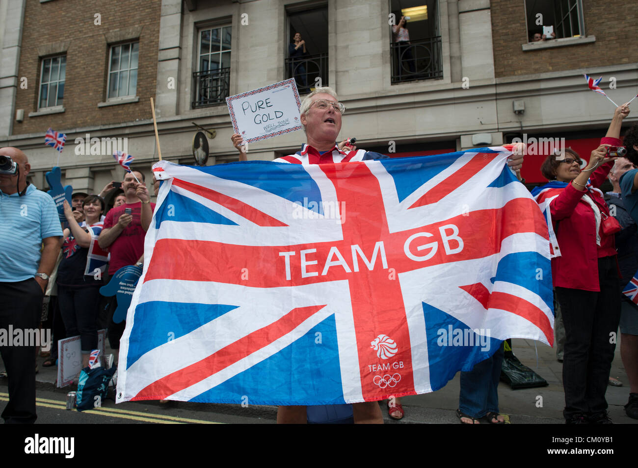 10 settembre 2012, The Strand, Londra. La folla era in vigore per accogliere gli atleti olimpici durante la processione del 21 galleggianti che trasportano Team GB i deputati e le loro medaglie. Foto Stock