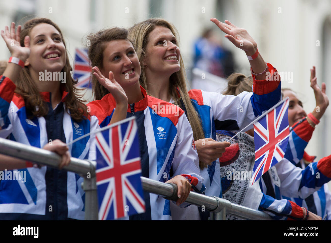 Londra, 10 settembre 2012. Le atlete ondata di spettatori il giorno dopo la fine del London 2012 Paralimpiadi come migliaia rivestita la capitale le strade per onorare 800 di TeamGB di atleti e Paralympians. La Gran Bretagna è golden generazione di atleti a sua volta detto grazie ai suoi seguaci olimpico, pagando tributo a Londra e una più ampia la Gran Bretagna come fino a un milione di persone rivestite nelle strade per festeggiare il "più grande di sempre" sporting estate e fatturati per essere la più grande celebrazione sportivi mai visto nel Regno Unito. Foto Stock