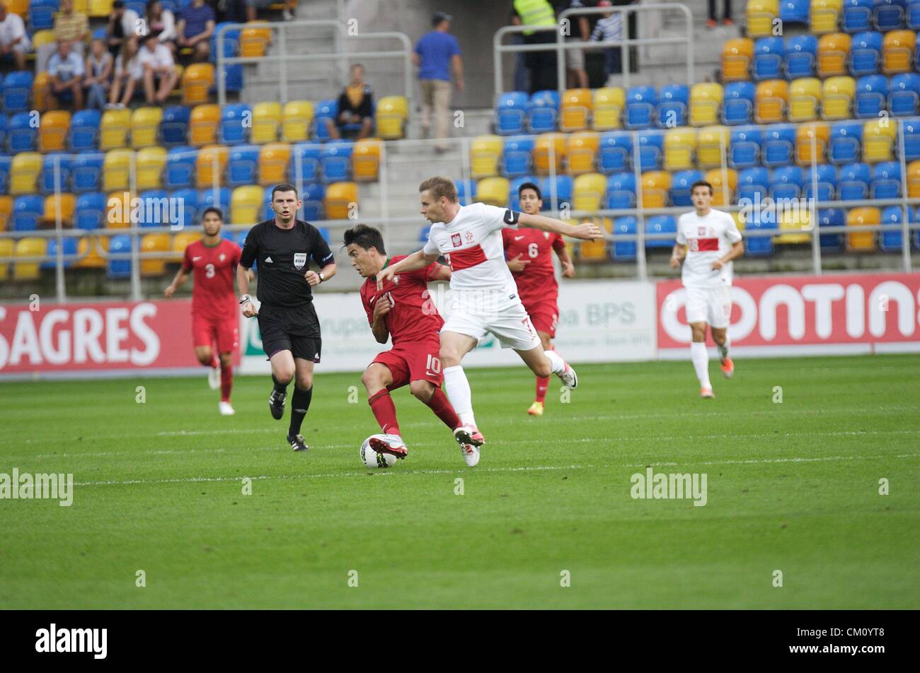 Gdynia, Polonia 10th, settembre 2012 UEFA Under qualifiche al Campionato Europeo. Josue Pesqueira (10) in azione contro Tomasz Kupisz (7) durante la Polonia Portogallo vs gioco. Foto Stock