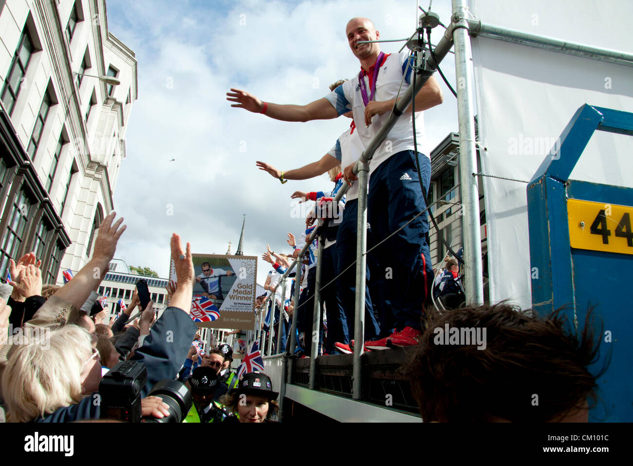 10 Settembre, 2012. Londra REGNO UNITO. Migliaia di spettatori lungo le strade di Londra per celebrare i successi dei Giochi Olimpici e Paralimpici di atleti del Team GB Foto Stock