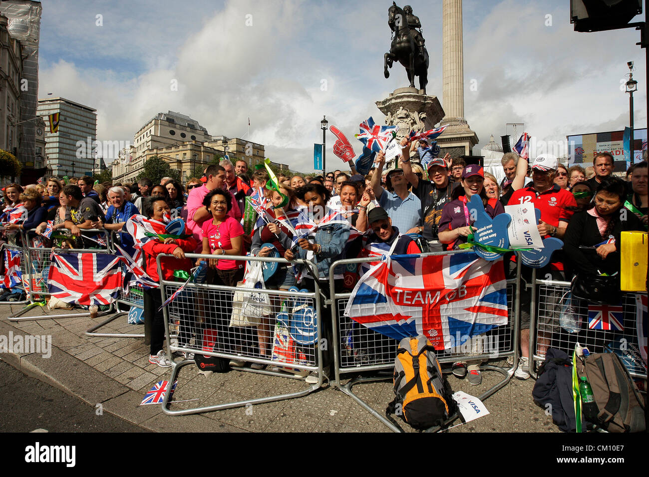 10.09.2012. Trafalgar Square Londra Inghilterra Gran Bretagna Olimpiadi &AMP; gli atleti paralimpici il nostro più grande parata del Team.Immagini prese a Trafalgar Square a Londra della folla Team GB Olimpiadi &AMP; Paralimpiadi parata del Team da Mansion House al Mall London Foto Stock