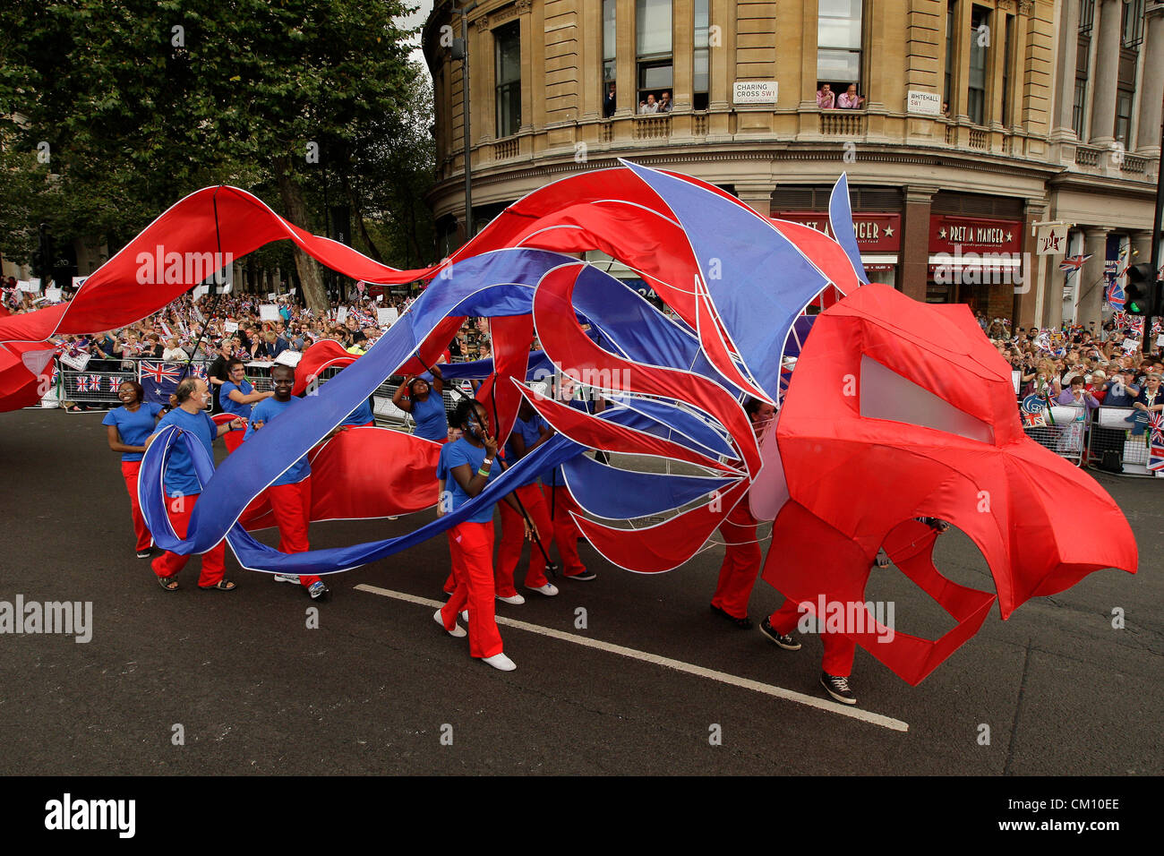 10.09.2012. Trafalgar Square Londra Inghilterra Gran Bretagna Olimpiadi &AMP; gli atleti paralimpici il nostro più grande parata del Team.Immagini prese a Trafalgar Square a Londra della folla Team GB Olimpiadi &AMP; Paralimpiadi parata del Team da Mansion House al Mall London Foto Stock