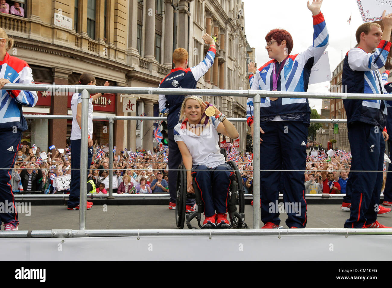 10.09.2012. Trafalgar Square Londra Inghilterra Gran Bretagna Olimpiadi &AMP; gli atleti paralimpici il nostro più grande parata del Team.Immagini prese a Trafalgar Square a Londra della folla Team GB Olimpiadi &AMP; Paralimpiadi parata del Team da Mansion House al Mall London Foto Stock