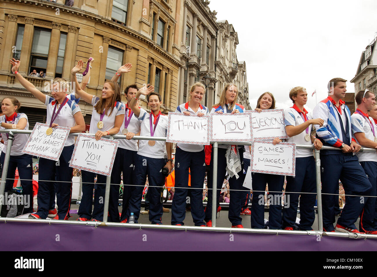 10.09.2012. Trafalgar Square Londra Inghilterra Gran Bretagna Olimpiadi &AMP; gli atleti paralimpici il nostro team più grande parata. immagini prese a Trafalgar Square a Londra della folla Team GB Olimpiadi &AMP; Paralimpiadi parata del Team da Mansion House al Mall London Foto Stock