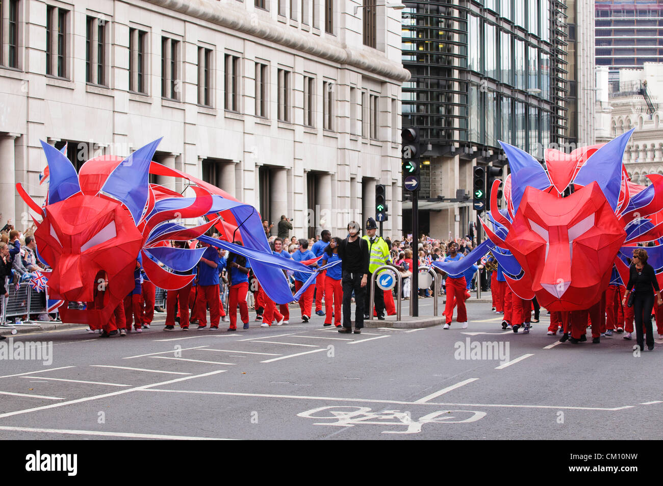 Londra 2012, i nostri più grandi atleti del Team Parade, 10 Sett. 2012 - Cannon Street, vicino alla cattedrale di San Paolo - il corteo è guidato da Olimpici e Paralimpici Lions e un Marching Band Foto Stock