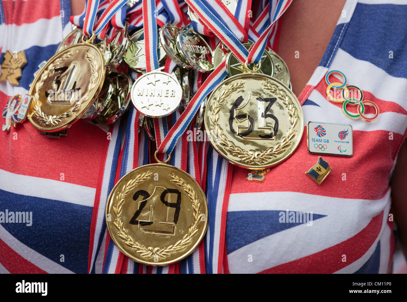 Londra, Inghilterra, Regno Unito. Lunedì, 10 settembre 2012. Team GB sostenitore con medaglie d'oro, 63 in totale, 29 dalle Olimpiadi e 34 da le Paralimpiadi. Heroes" Sfilata dei Giochi Olimpici e Paralimpici di atleti passa a Trafalgar Square. Foto Stock