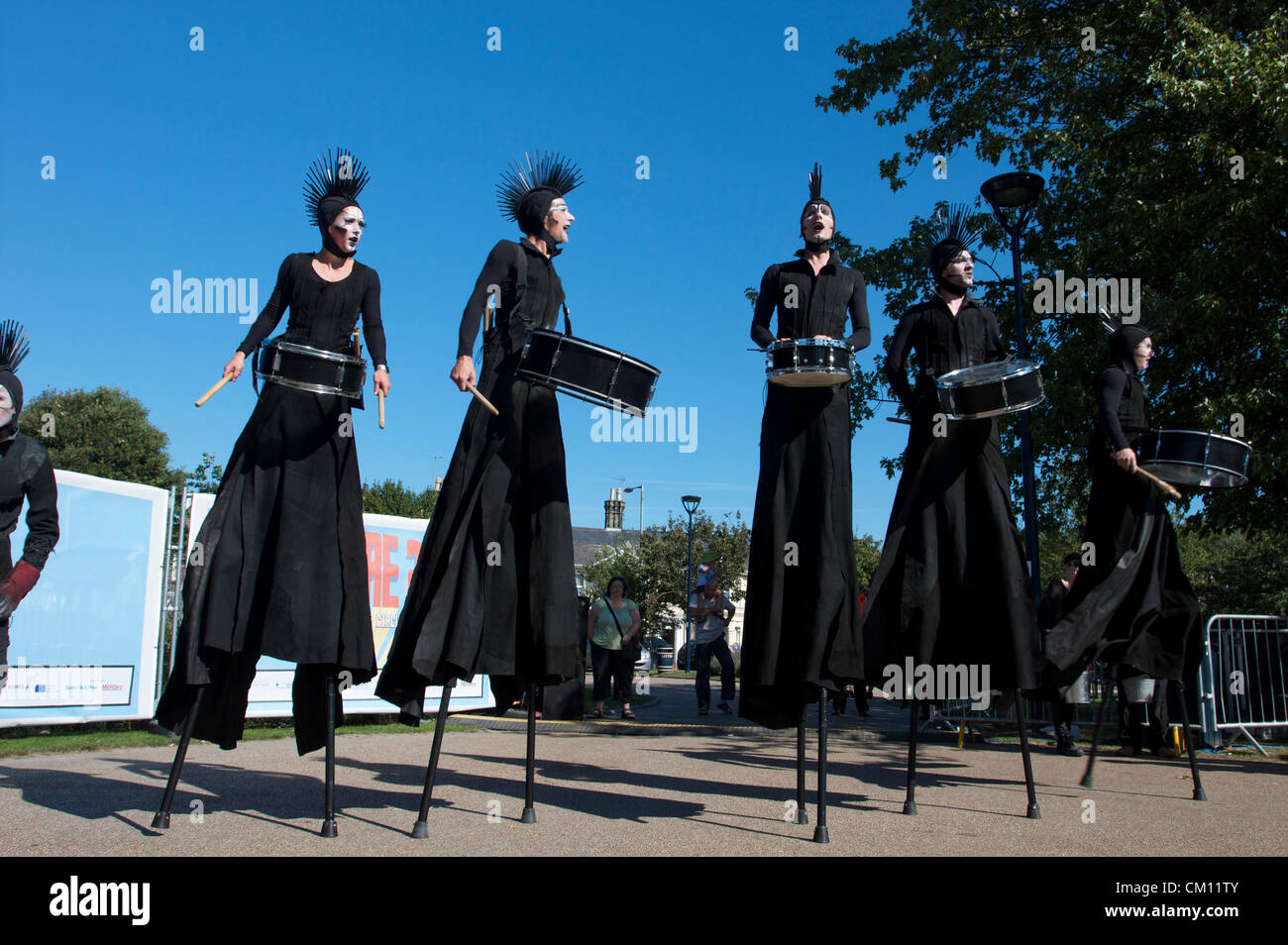 Batteristi a piedi stelt a out There Festival 2012 Festival Internazionale di Circus e Street Arts a Great Yarmouth. Società olandese di arti di strada, Norfolk, Regno Unito Foto Stock