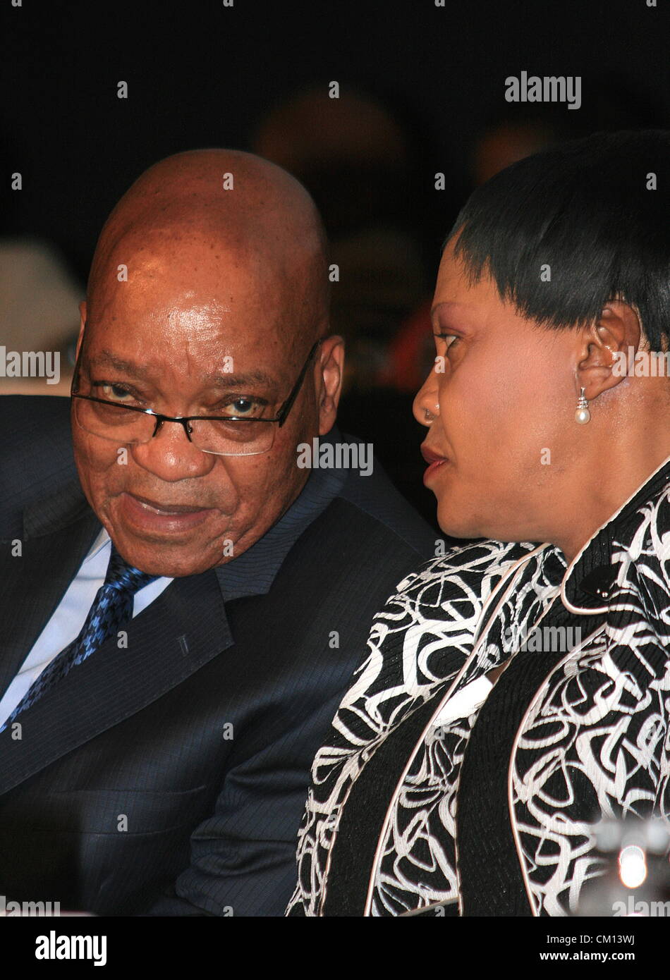 Conferenza di Midrand, SUD AFRICA: presidente Jacob Zuma e Gauteng Premier Nomvula Mokonyane presso il South African Governo locale Associazione conferenza nazionale il 10 settembre 2012 a Midrand, in Sudafrica. Durante il suo discorso ai delegati presenti alla conferenza, Zuma ancorato alla critica di non riferire i progressi di governo aveva fatto per migliorare la distribuzione del servizio negli ultimi 18 anni. (Foto di Gallo immagini /giorno lavorativo / Puxley Makgatho) Foto Stock