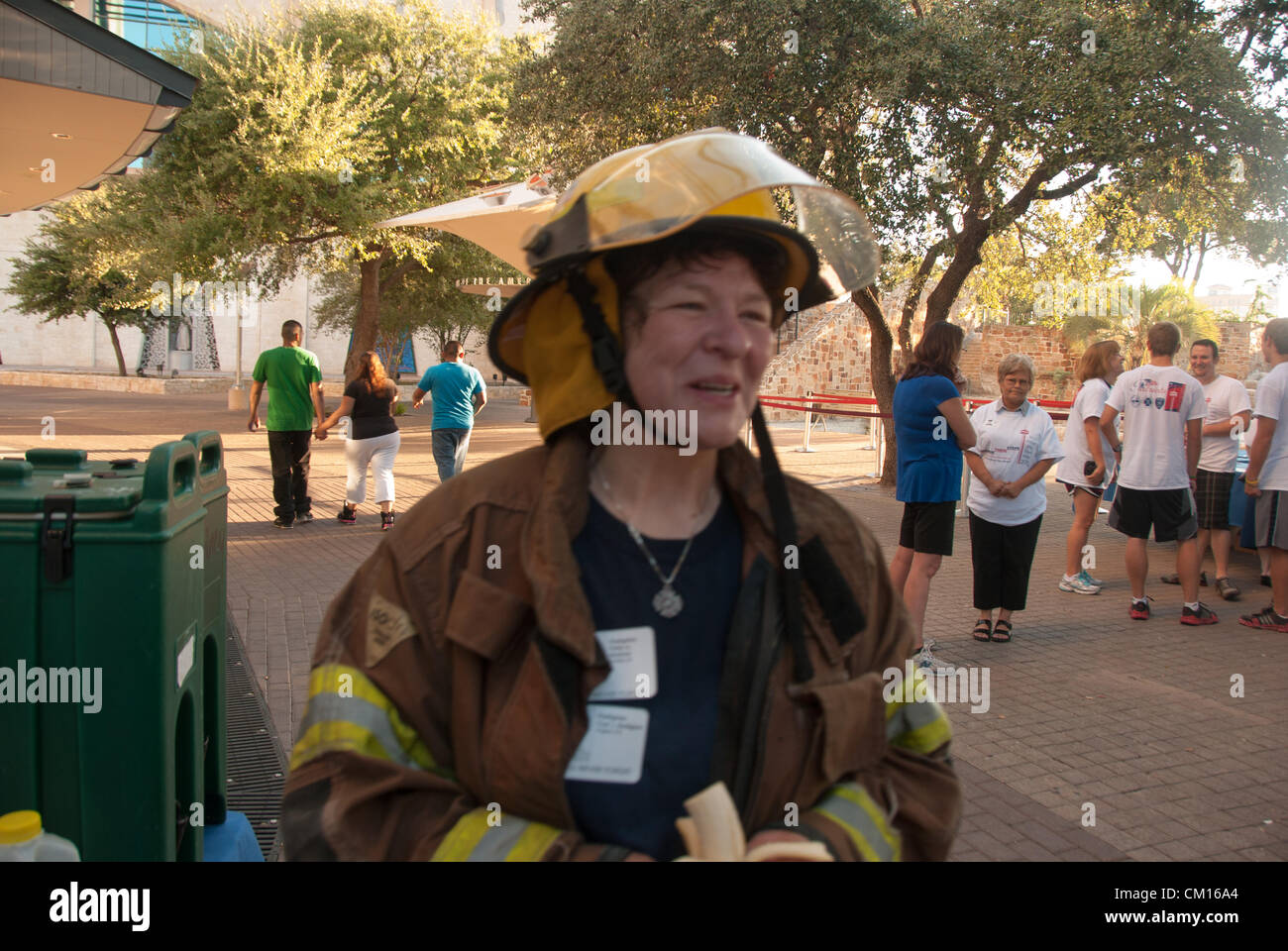 11 Settembre 2012 San Antonio, Texas, Stati Uniti d'America - Terry posto, una spiaggia sabbiosa di querce pompiere, dopo aver scalato i gradini verso la cima della Torre delle Americhe per osservare 9/11 e onorare i vigili del fuoco che sono morti nelle Torri gemelle. La sig.ra posto scalato la torre 3 volte; ogni viaggio è oltre 950 passi. Foto Stock