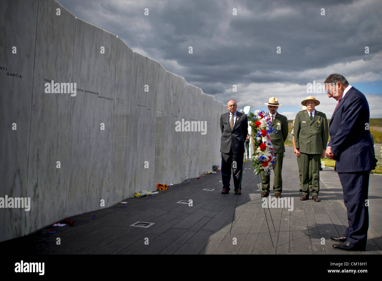 Il Segretario alla difesa degli Stati Uniti Leon Panetta stabilisce una corona al volo 93 Memorial Plaza Muro dei Nomi alla vigilia dell'anniversario degli attacchi dell'11 settembre, 10 settembre 2012 a Shanksville, Pennsylvania. Foto Stock