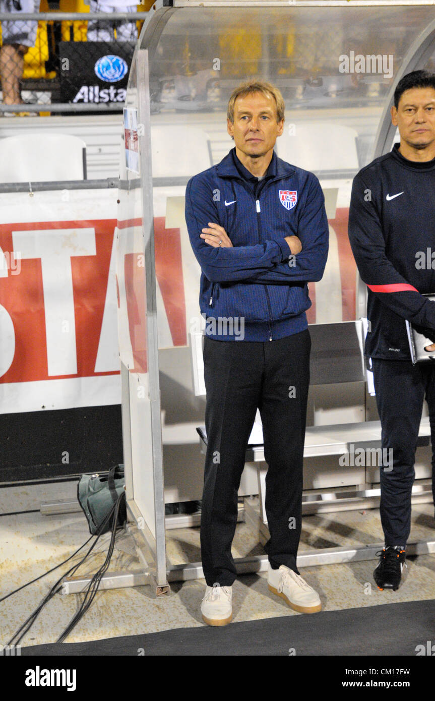 Columbus, Ohio, Stati Uniti d'America. 11 settembre 2012. Noi head coach Jurgen Klinsmann si distingue per la piroga in attesa di avvio dell'usa e Giamaica gioco Foto Stock