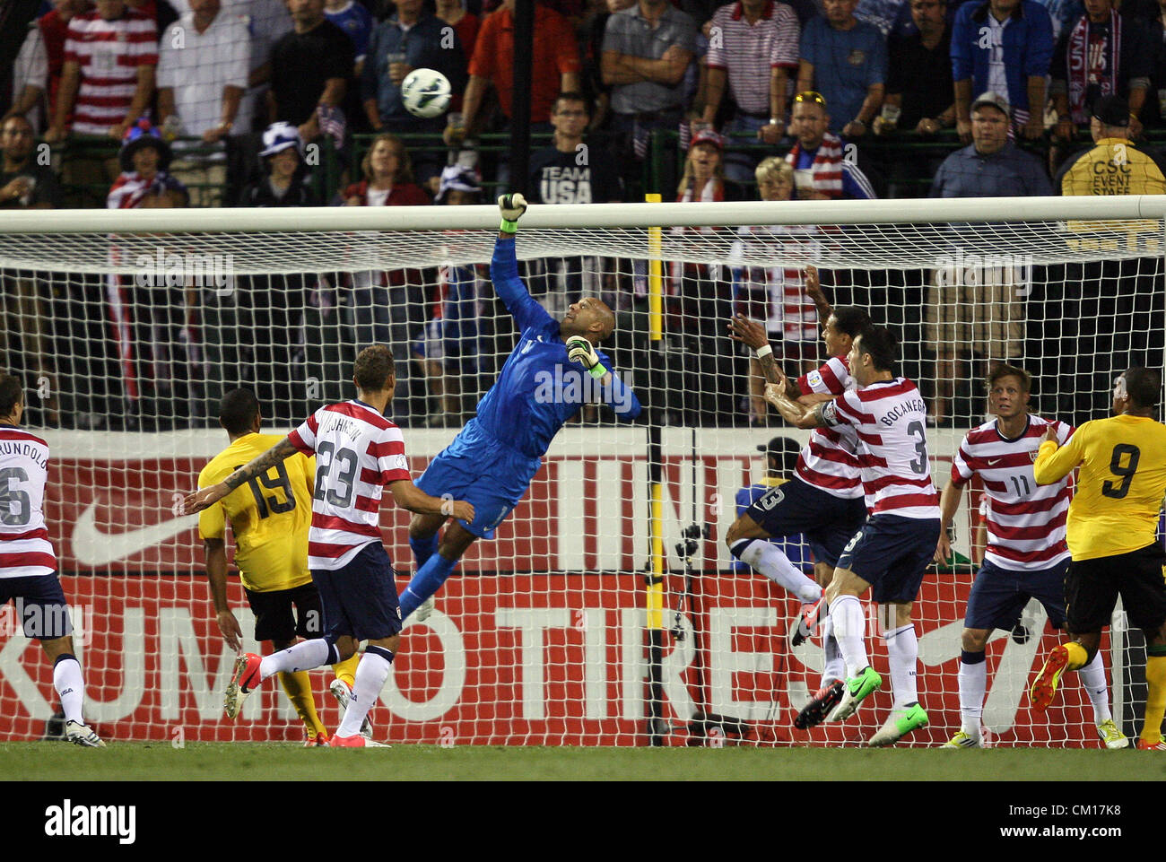 11.09.2012. Columbus, Ohio, Stati Uniti d'America. Tim Howard (USA) (1) punzoni la sfera chiara durante la seconda metà di gioco. Gli Stati Uniti nazionale maschile ha sconfitto la Giamaica Nazionale Maschile 1-0 al Columbus Crew Stadium di Columbus, Ohio in una CONCACAF Terzo Round World Cup Match di qualificazione per la FIFA 2014 Brasile Coppa del mondo. Foto Stock