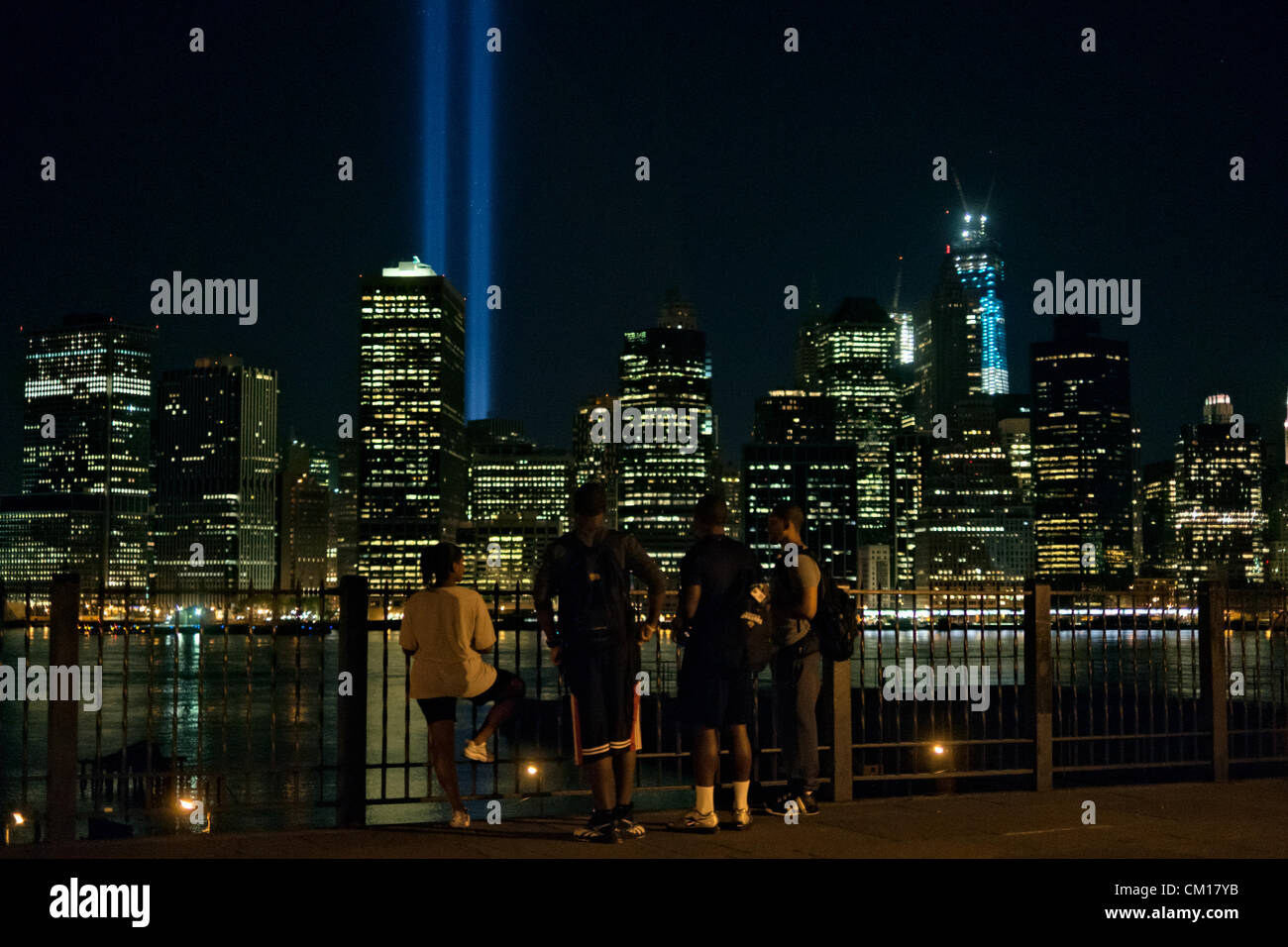 New York, Stati Uniti d'America. 11 settembre 2012. Persone si sono radunate sulla Passeggiata di Brooklyn Heights vicino a mezzanotte dell'undicesimo anniversario del 9/11 attacchi terroristici e guardato il tributo annuale in luce per le vittime. Foto Stock
