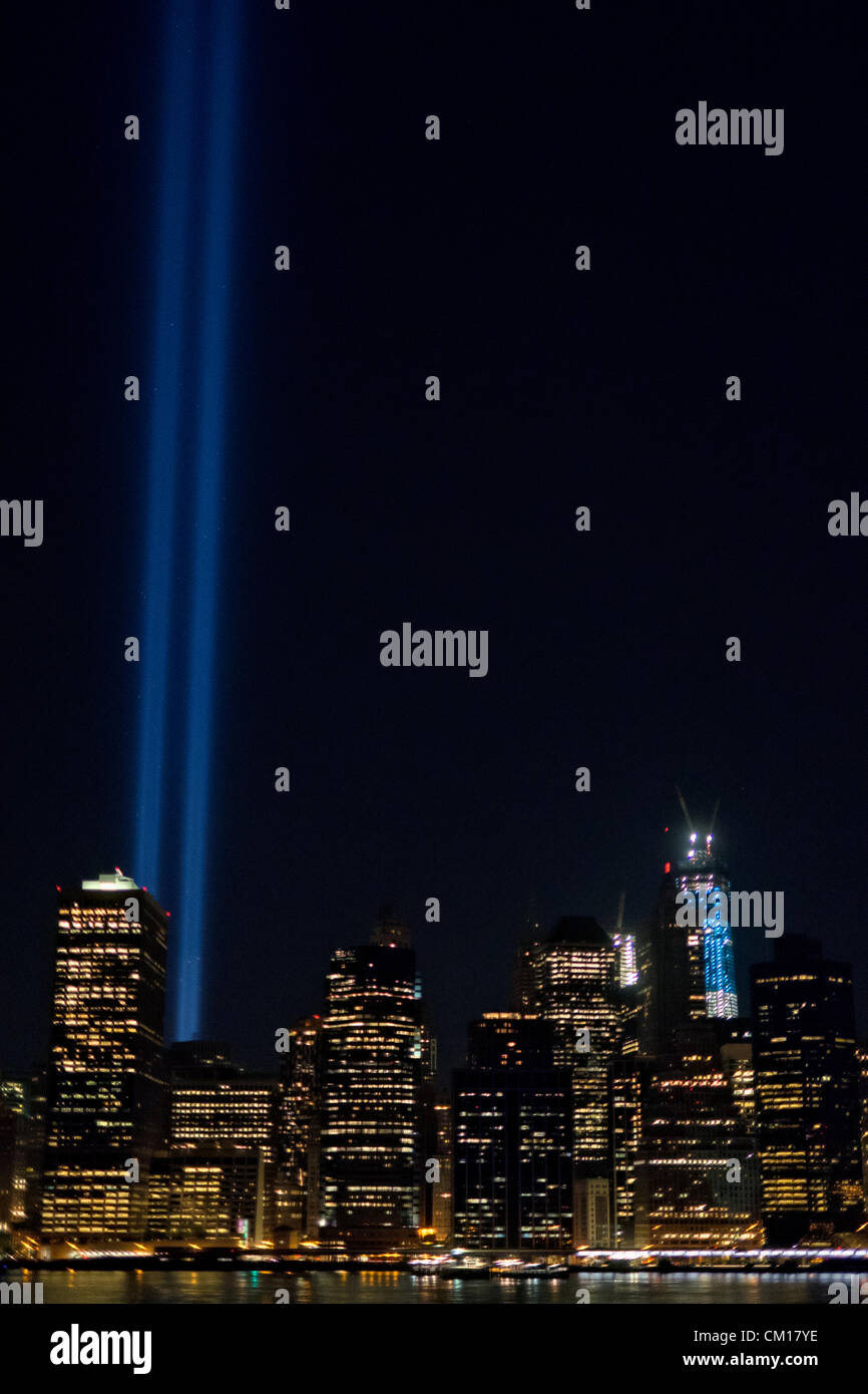 New York, Stati Uniti d'America. 11 settembre 2012. Il tributo annuale in luce per le vittime del 9/11 attacchi terroristici al World Trade Center di New York è stata visibile da Brooklyn Heights Promenade sull'undicesimo anniversario degli attentati. Foto Stock New York, Stati Uniti d'America. 11 settembre 2012. Il tributo annuale in luce per le vittime del 9/11 attacchi terroristici al World Trade Center di New York è stata visibile da Brooklyn Heights Promenade sull'undicesimo anniversario degli attentati. Foto Stock