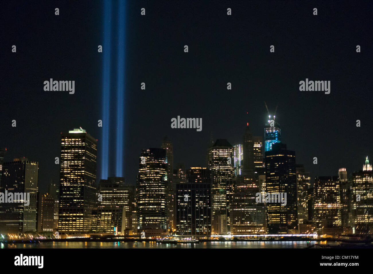 New York, Stati Uniti d'America. 11 settembre 2012. Il tributo annuale in luce per le vittime del 9/11 attacchi terroristici al World Trade Center di New York è stata visibile da Brooklyn Heights Promenade sull'undicesimo anniversario degli attentati. Foto Stock