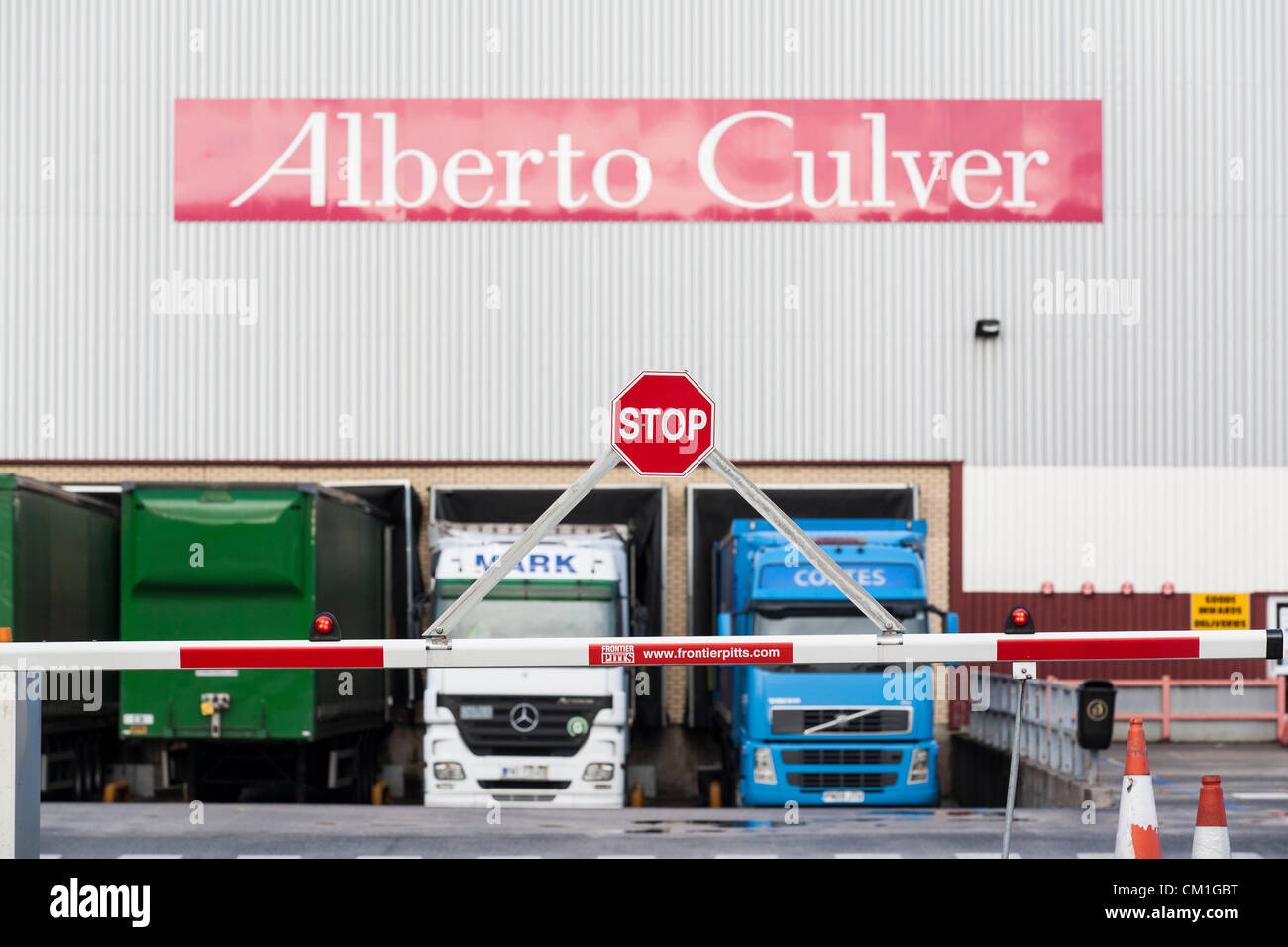 Vista generale della Alberto Culver in fabbrica a Swansea Enterprise park in Galles, nel Regno Unito il venerdì 14 settembre, 2012. La Unilever di proprietà di società ha annunciato il sito è quello di chiudere con la perdita di 225 posti di lavoro a prendere posto al fianco di un ulteriore a livello nazionale il taglio di posti di lavoro. Foto Stock