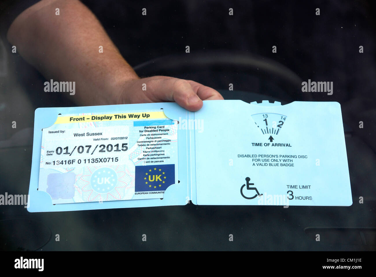 Contrassegno di parcheggio per disabili (disabile parcheggio un disco valido badge blu permesso) REGNO UNITO Foto Stock