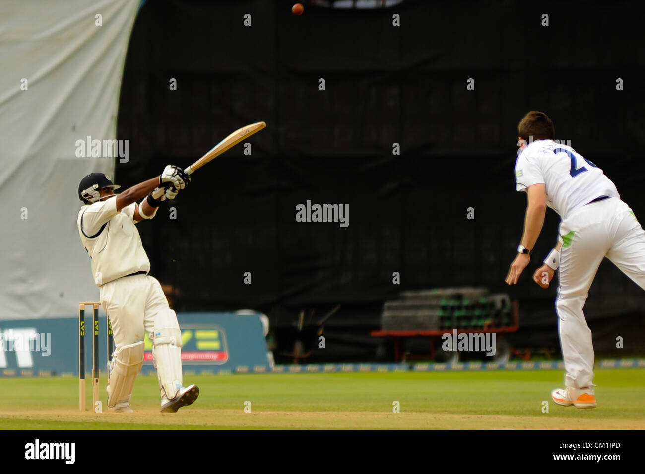 14.09.2012 Derby, Inghilterra. in azione durante la contea di LV Divisione del Campionato due gioco tra il Derbyshire e Hampshire dal County Ground. Bilal Shafayat in azione per Hampshire nella contea match giocato al County Ground Foto Stock