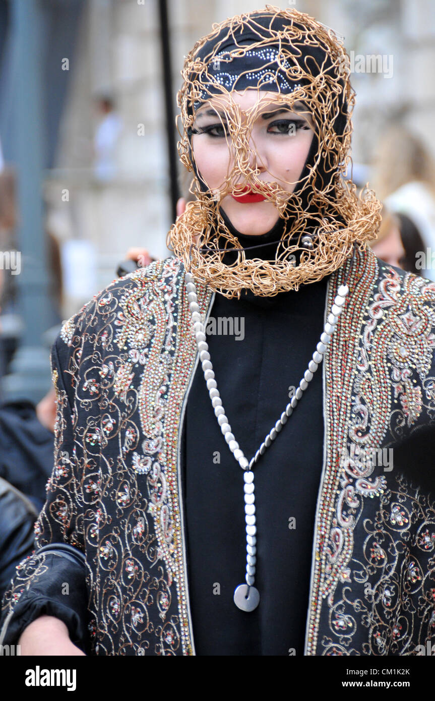 La Somerset House, London, Regno Unito. 14 settembre 2012. Un visitatore alla moda per l'evento. La London Fashion Week 2012 si apre oggi presso la Somerset House. La semestrale show è uno dei mondi di moda quattro grandi accanto a Parigi, Milano e New York. Credito: Matteo Chattle / Alamy Live News Foto Stock