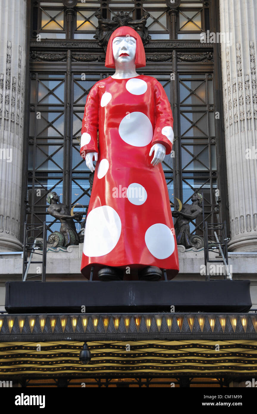 La gigantesca Yayoi Kusama davanti alla sede di Louis Vuitton, di