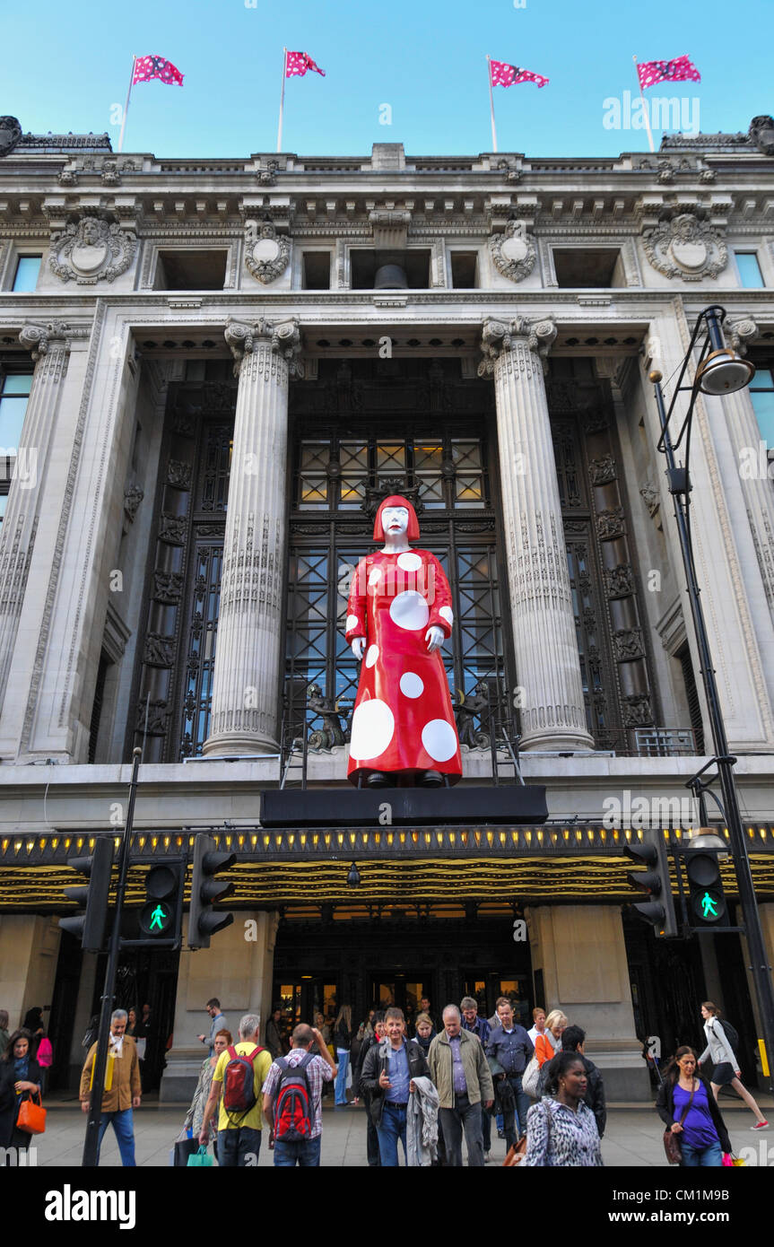 Oxford Street, Londra, Regno Unito. 14 settembre 2012. Una gigantesca statua dell'artista giapponese Yayoi Kusama è stato posto sopra l'ingresso principale di Selfridges' su Oxford Street come parte degli artisti la collaborazione con Louis Vuitton in Selfridges' concept store. Foto Stock