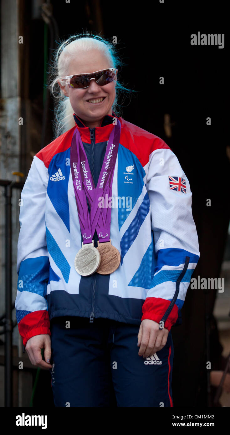 14 Settembre, 2012. Aileen McGlynn, OBE, paralympian ciclista, che indossa il suo argento e la medaglia di bronzo alla fine di homecoming parade in onore della Scozia atleti olimpionici e Paralympians frm London 2012 a George Square, Glasgow. Foto Stock