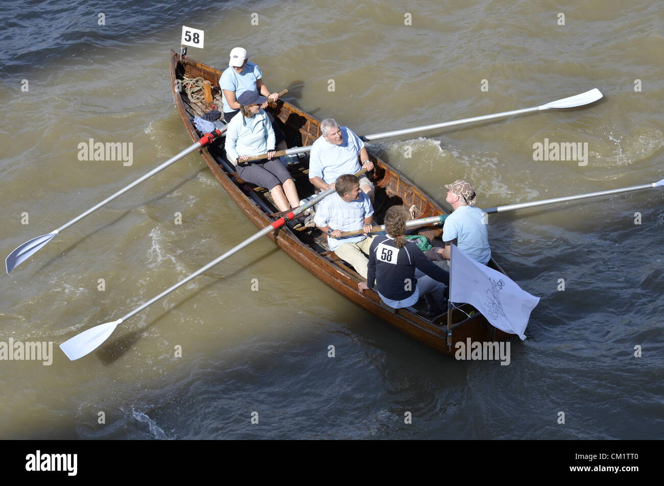 Il grande fiume gara è un annuale gara di canottaggio a Londra il fiume Tamigi, talvolta noto come Londra'sRiver Marathon. Il corso è una estenuante 21 miglia. La gara sarà in esecuzione a monte dal Dockla Foto Stock