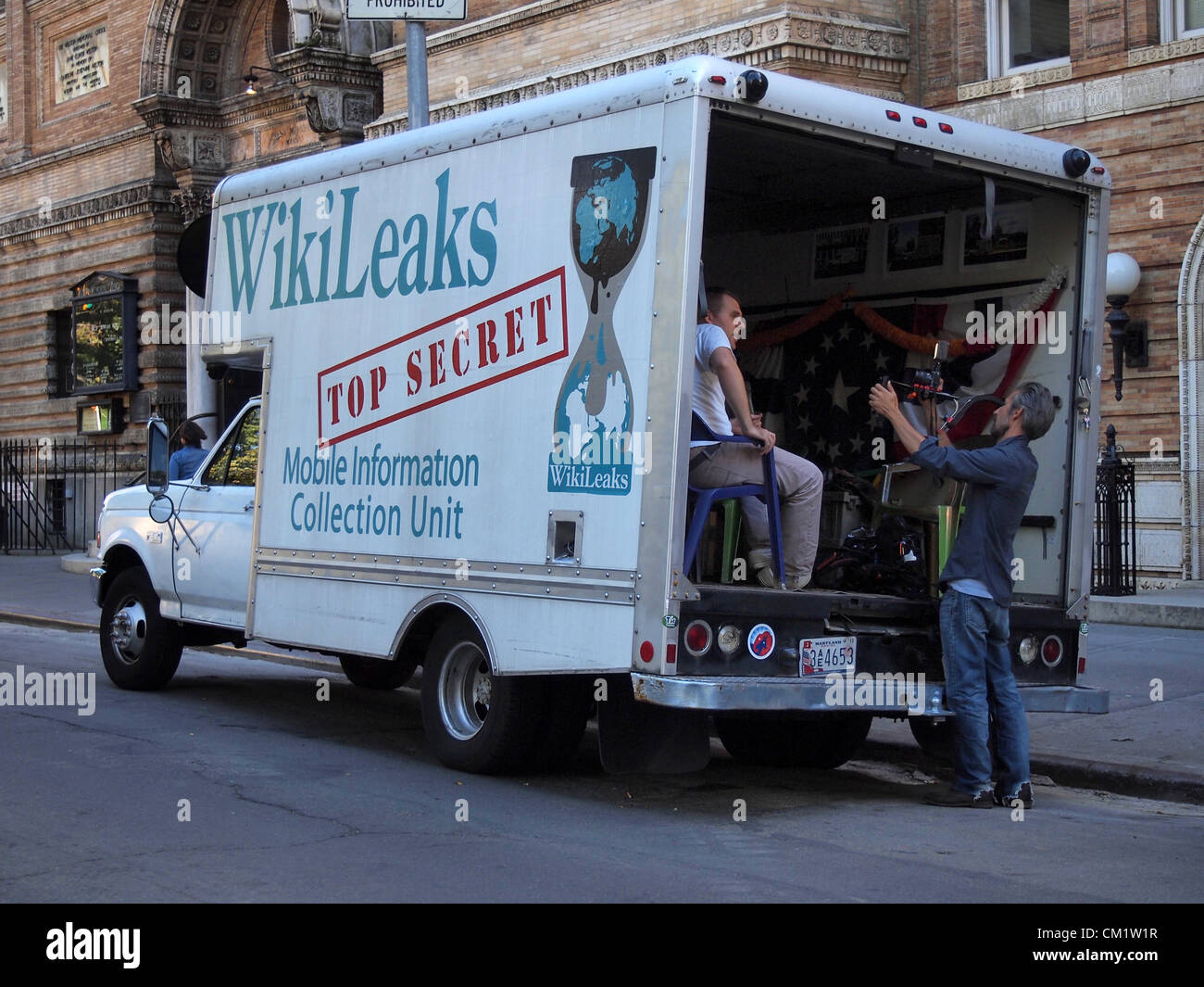 Una video intervista essendo condotta in un Mobile WikiLeaks unità di raccolta informazioni carrello parcheggiato fuori Washiington Square Park a New York il Greenwich Village su Settembre 15, 2012. All interno del parco, occupano Wall Street i dimostranti si sono riuniti per contrassegnare il mo Foto Stock