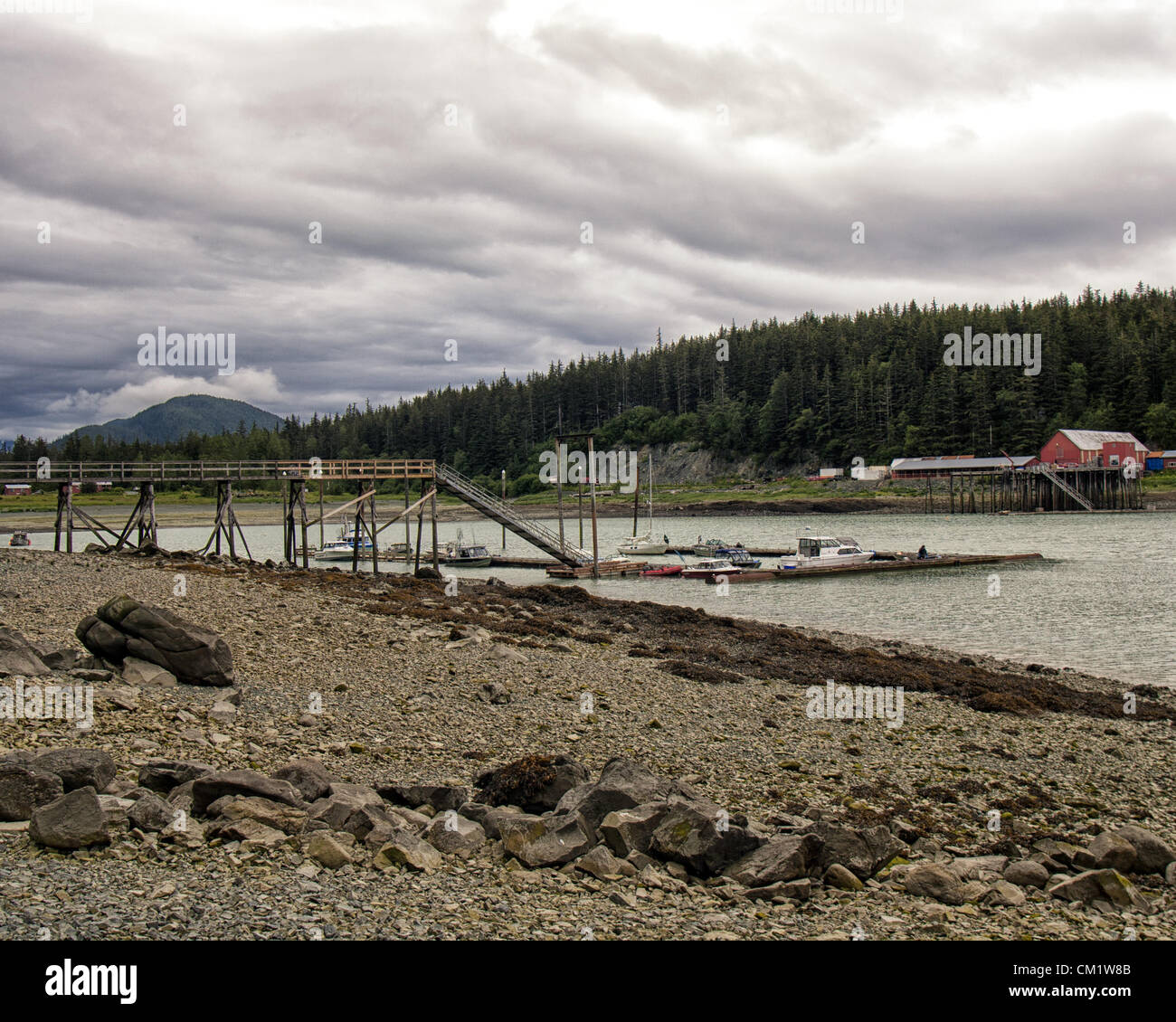 4 luglio 2012 - Haines Borough, Alaska, USA - Il ponte di legno che conduce al porto a Letnikof Cove Harbour vicino Haines, Alaska. Attraverso l'ansa sono gli edifici della vecchia fabbrica di conserve. (Credito Immagine: © Arnold Drapkin/ZUMAPRESS.com) Foto Stock