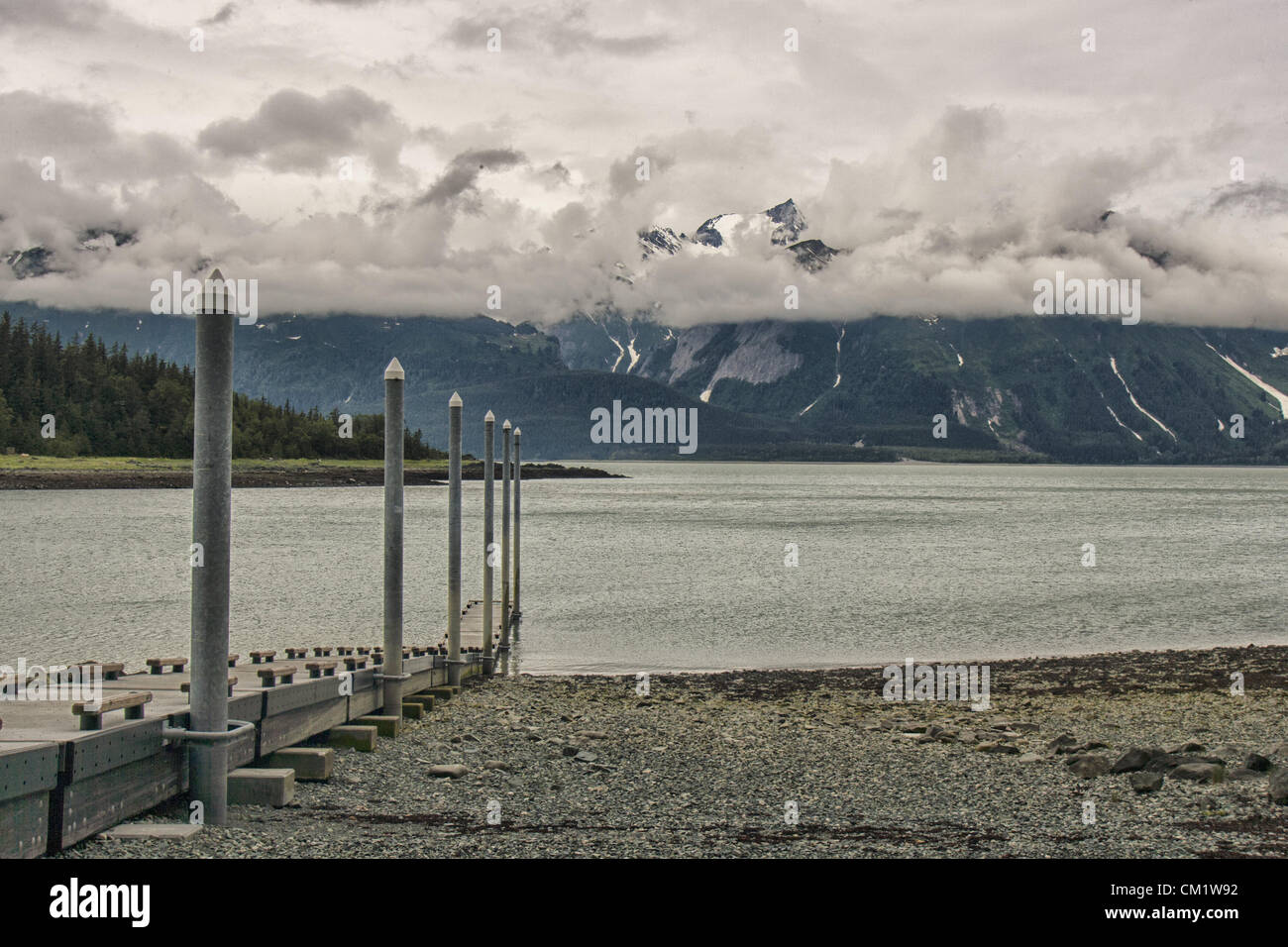 4 luglio 2012 - Haines Borough, Alaska, USA - Una rampa in barca a Letnikof Cove Harbour vicino Haines, Alaska. Nuvole swirl intorno alla montagna della gamma Chilkat in background. (Credito Immagine: © Arnold Drapkin/ZUMAPRESS.com) Foto Stock