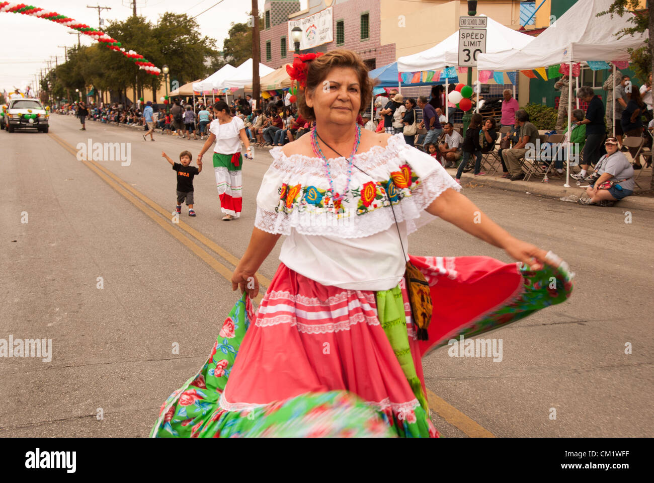 15 Settembre 2012 San Antonio, Texas, Stati Uniti d'America - Durante l  annuale Diez y Seis sfilata per celebrare il giorno dell indipendenza  messicana, una donna vestita di tradizione messicana danze vestiti