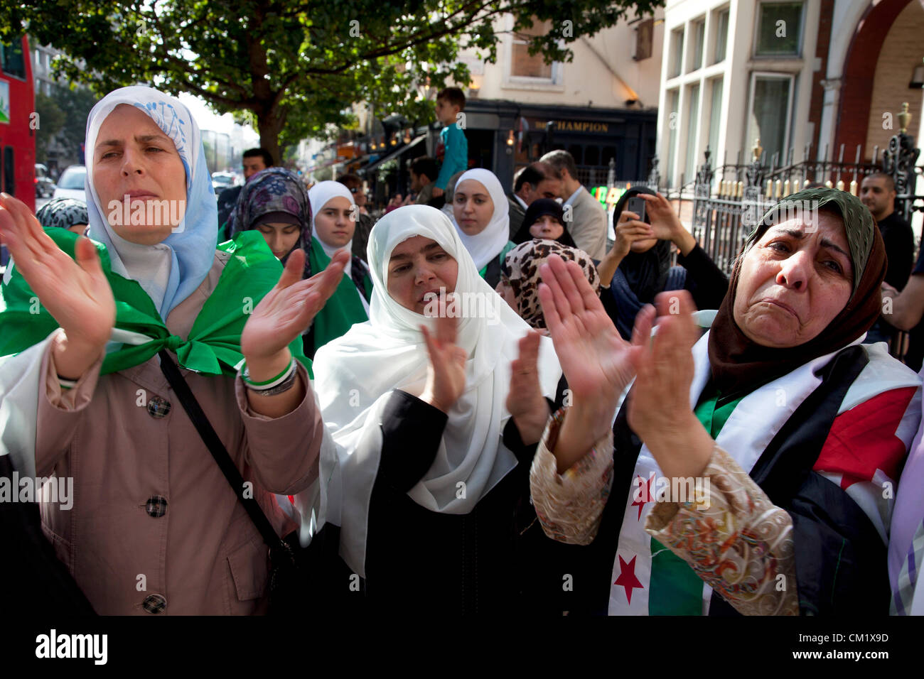 Londra, Regno Unito. Sabato 15 settembre 2012. Protesta siriano fuori l'Ambasciata russa a Londra, Regno Unito. Molti manifestanti dalla Siria si radunano in dimostrazione e a intonare e cantare contro Russian supporto del regime di Assad. Foto Stock