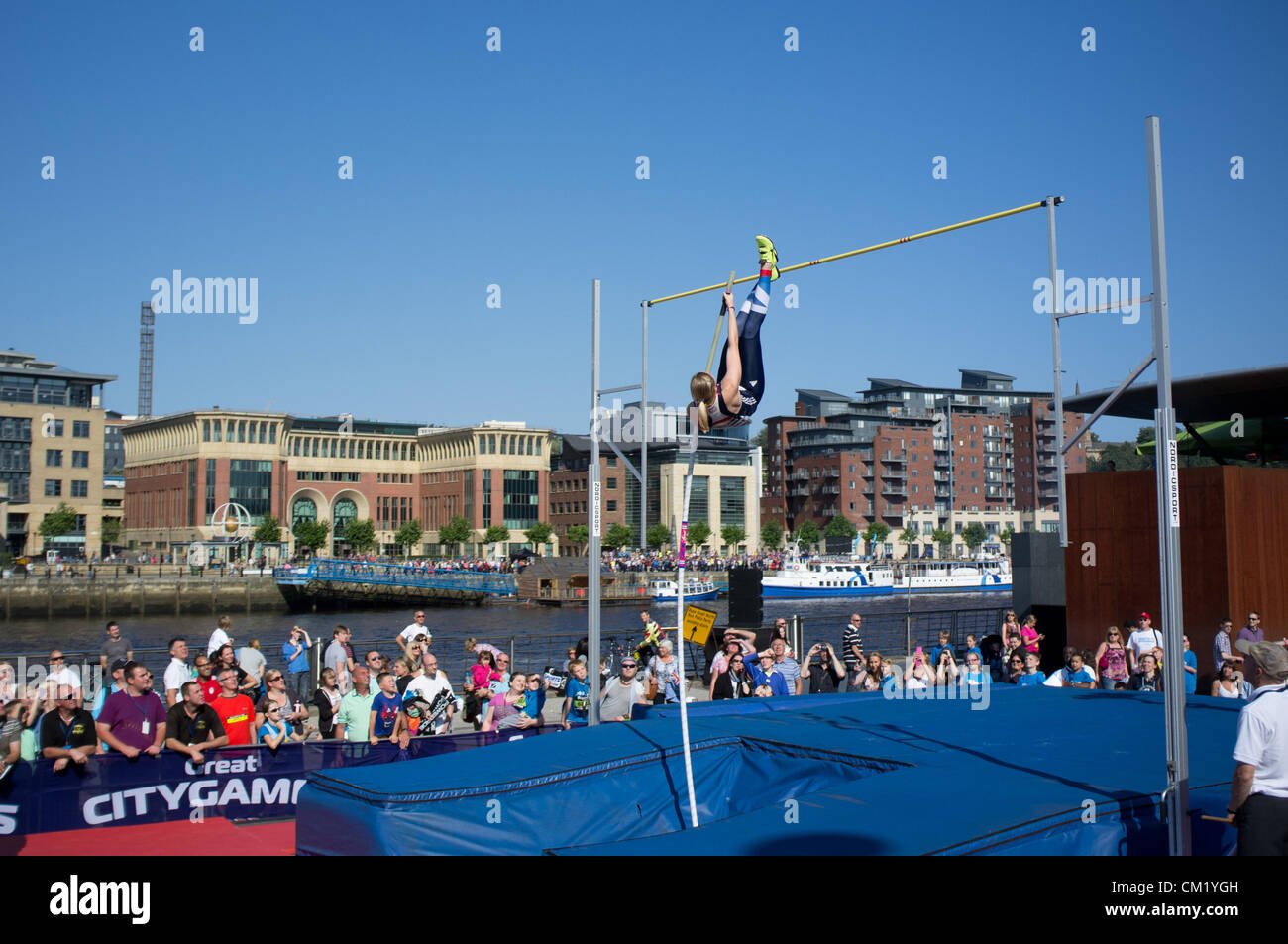 Holly Bleasdale compete in caso Pole Vault al 2012 grandi città del Nord i giochi. Foto Stock