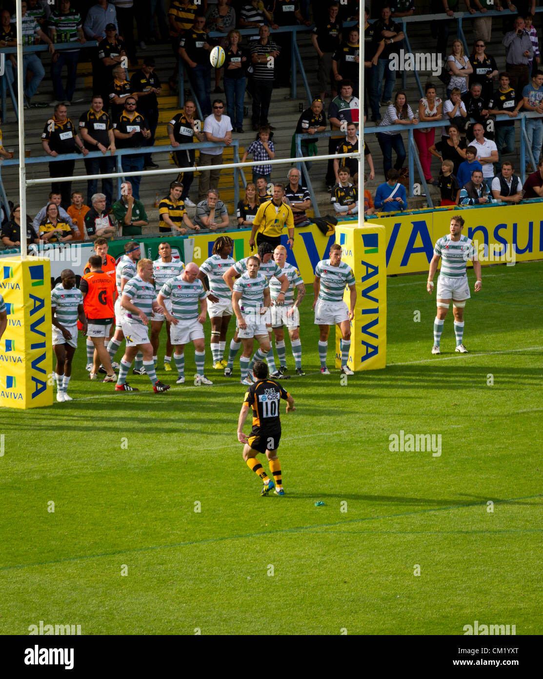 Vespe' Welsh volare metà Stephen Jones calci per obiettivo nel suo lato di 43 - 14 vittoria su London Irish sabato. Questo è stato vespe prima partita di Premiership presso Adams Park in questa stagione. La loro prima casa match giocato a Twickenham come parte della tradizionale apertura corrispondono a doppia testata Foto Stock